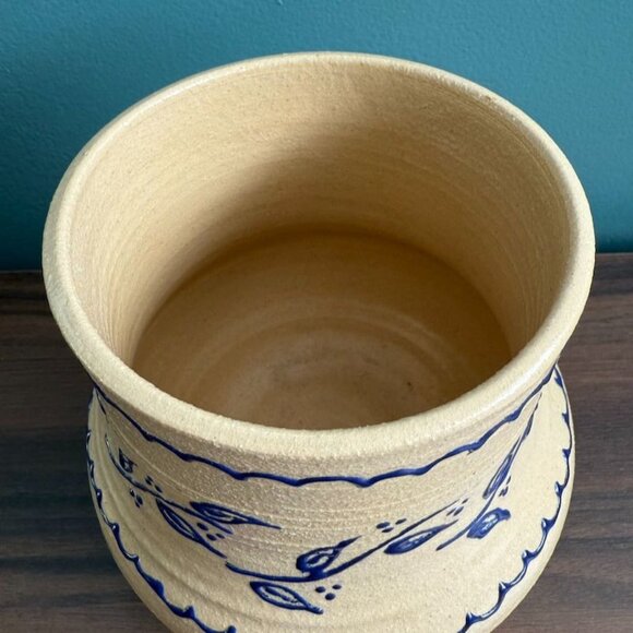 Vintage Studio Pottery Vase Off White Blue Flower Signed Tori Henry Chubby - Picture 5 of 11